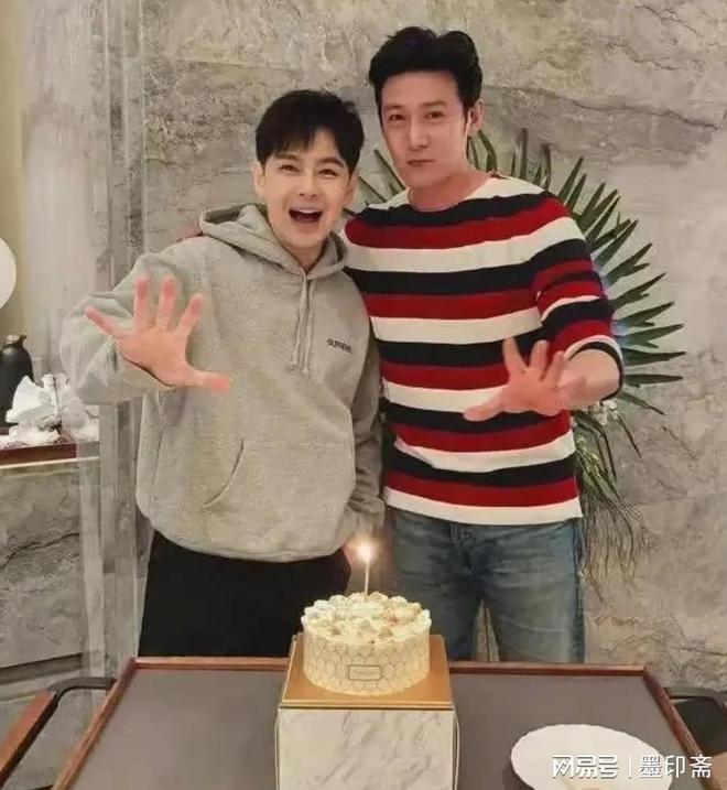 态好票价才50块50岁嫩得像30岁开元棋牌林志颖到周口商演冒雨唱歌状(图6)